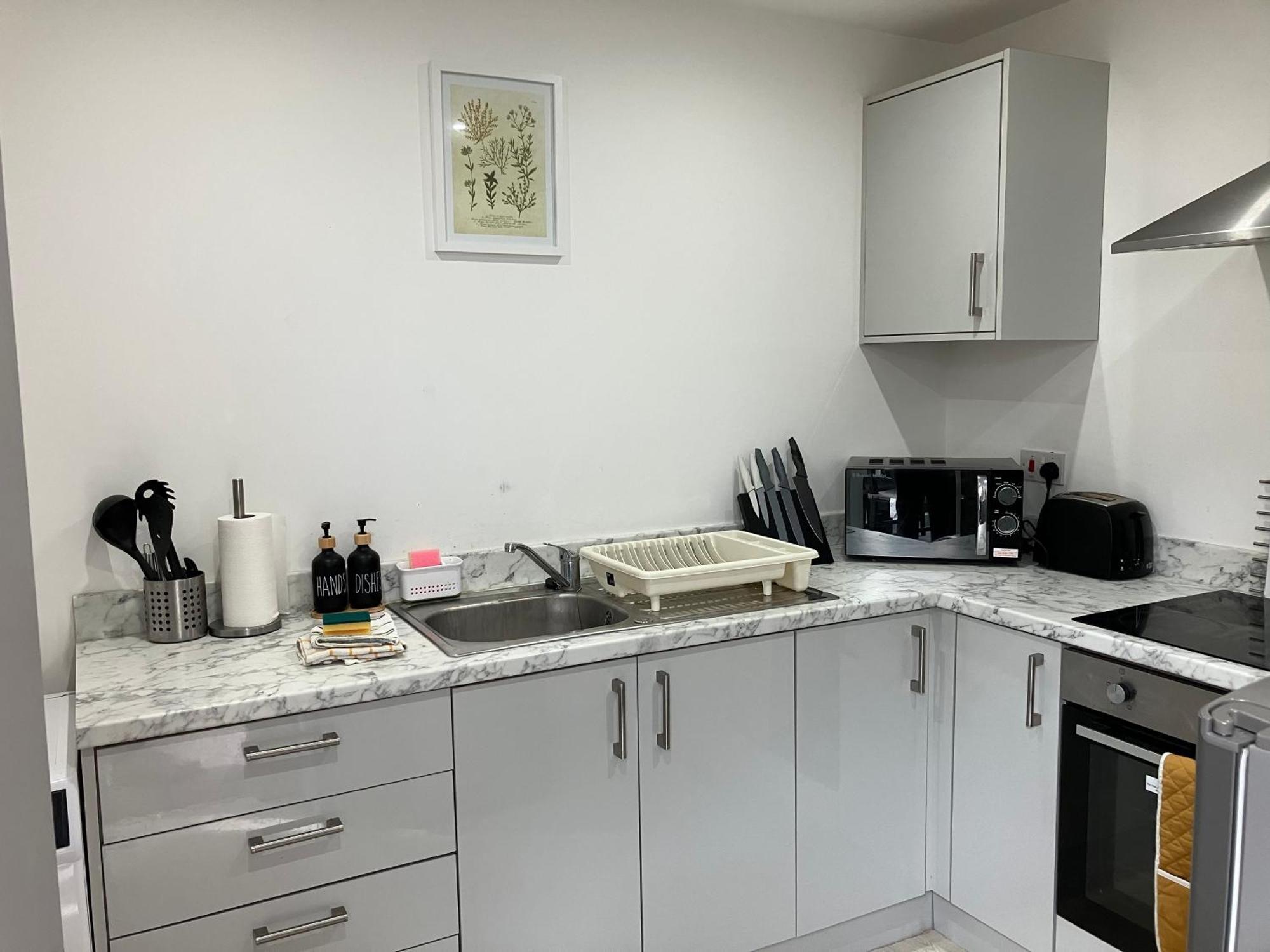 Lancing Apartments - Spacious 2 Bed - Sleeps 6 - Burnham Village Slough Exterior foto
